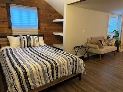Spacious 3 bedroom home near KUMED and Westport in Kansas City Отели рядом с достопримечательностью «KU Medical Center»