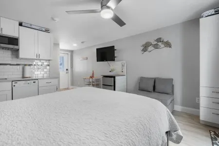 Beachside Getaway - Steps to the Beach Отели рядом с достопримечательностью «Casino Ballroom»