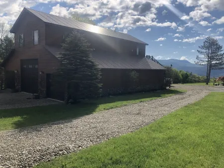 Panoramic Lakeviews, come enjoy any season. Bolton Landing-2 minutes from Town!