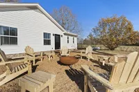 The Farmhouse @ Desoto Farms with Hot Tub!