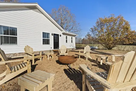 The Farmhouse @ Desoto Farms with Hot Tub!