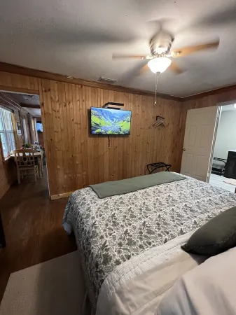 Franklin North Carolina Cozy Cabin on Little Tennessee River.