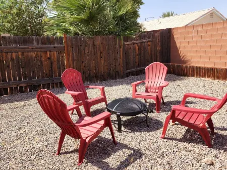 Quiet neighborhood, spacious home, near many activities. Отели рядом с достопримечательностью «Splash Pad»