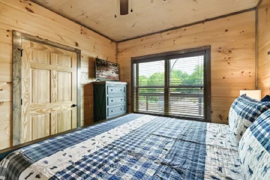 Newly Built Cabin! Hot Tub! Foosball! 5 MI to Pigeon Forge! Mountain Views!