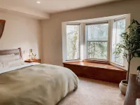 Stylish Mountaintop Treehouse 8 Min from UofO