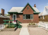 Tastefully updated home by University of Utah, 3 min walk to Rice Eccles Stadium Hotel in zona Test Preparation at the University of Utah