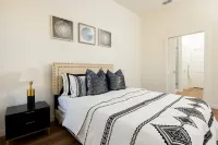 New Chic Mid-Century Modern 3BR Home in Central Mcallen perfect for getaway