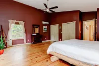 Entire Home in peaceful location near river and downtown