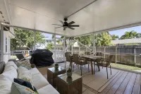 Paradise on Palmway 3/2 Cottage Walk to the Beach