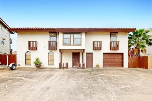 Channel-Front Port Isabel Family Home. Gulf/Bay Fishing and Close to SPI Beach! Hotels in Port Isabel