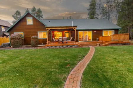 Riverfront, Hot Tub,Paddle Boards,Canoe,Ping-Pong, Billiard,near Sunriver Resort Отели в г. Три Риверс