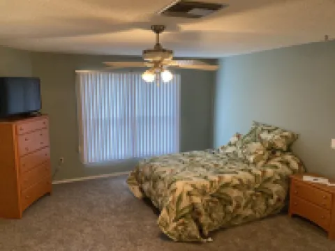 Waterfront home .5 miles from downtown Tavares and 10 minutes from Harris Chain.