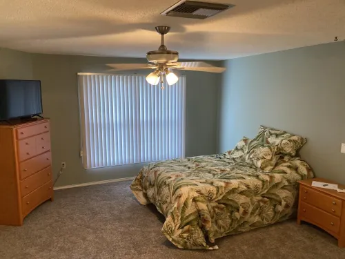 Waterfront home .5 miles from downtown Tavares and 10 minutes from Harris Chain.