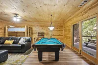 Cozy Cabin Near Helen + Hot Tub + Fire Pit + Game Room + More
