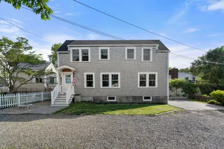 Newly Renovated 2BR Rockport Home w/ parking Steps to Back Beach+Bearskin Neck!