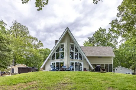Stunning 180° Lake Views, Kerr Lake Retreat