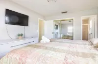 Have a great relaxing time with the whole family in this pool getaway!