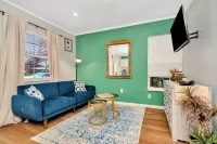 Colorful & Comfy Retreat: Close to Tampa ~ Parking Hotels in Brandon