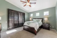 Elegant desert getaway. 4 bedroom 2.5 bath. Sleeps 8. Heated pool. Outdoor BBQ.