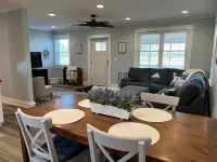 Cozy cottage that allows for pets, the experience of outdoors, and the big city! Hotels in Springfield Township