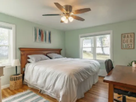 A spacious modern elegant 3 bedroom Ranch, Whole House located in South Nashua. Hotels in Nashua