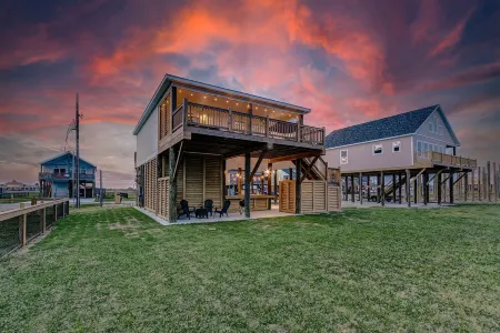 Livin' Lobster - New, Near Beach🌊🏖 , Sleeps 8, Pet Friendly🐶, 📍Central Location