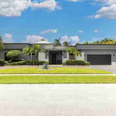 Complete Tropical Staycation,Heated Pool, Pool Table, 5 Bedrooms, 9 Beds, 4 Bath Hotel Exterior