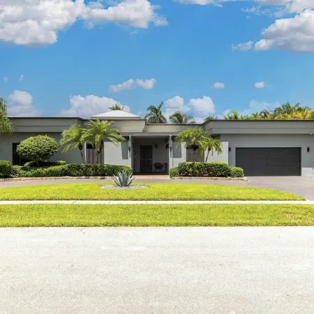 Complete Tropical Staycation,Heated Pool, Pool Table, 5 Bedrooms, 9 Beds, 4 Bath
