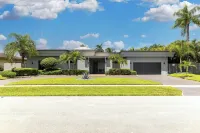 Complete Tropical Staycation,Heated Pool, Pool Table, 5 Bedrooms, 9 Beds, 4 Bath