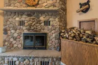 Hot Tub, Fishing, Lake Front-Relax! Retreat Sleeps 20 - Homestays