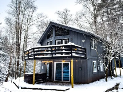 Serene & Stylish Chalet ~HOT TUB ~ near Manchester ~ Pet-friendly Hotels near Mount Equinox Skyline Drive
