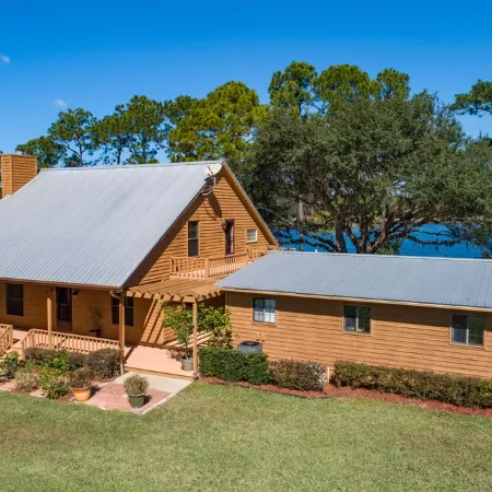 Private lakeside cabin with fire pit, GAME ROOM, kayaks.