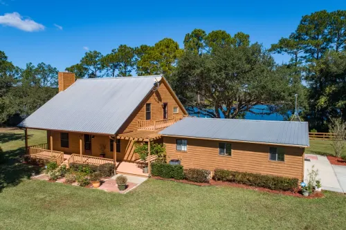Private lakeside cabin with fire pit, GAME ROOM, kayaks.
