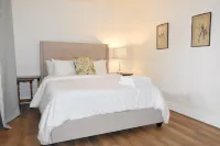 Newly Renovated, Private Pool, 2 minute walk to beach, Putting Green