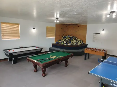 Great Area for Fall Getaway! Great  View, Game Room, Foam Pit, Rock Wall.