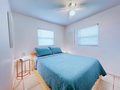 Sunny Fort Myers Retreat: Pet-Friendly near Downtown District, No Cleaning Fee!