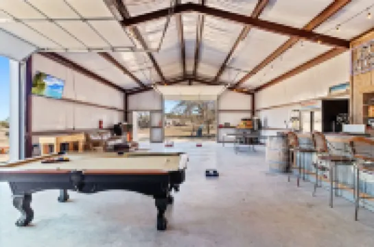 The Porch & Prairie Ranch, Sleeps 20! Peaceful Oasis, Pool, Jacuzzi, Events!