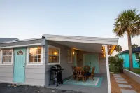 The Shores Beach Cottage - a Short Walk from the Sand - Daytona Beach Shores Hotels near Pearls International