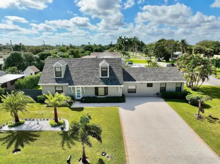 4BR Oasis w/Heated Pool, Near I-95 + Free Coffee!