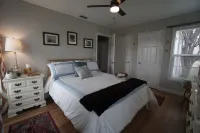 Cozy Cottage next to MSU Texas, centrally located!