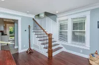 Hottub! Private Outdoor Spaces-Walk Downtown and MU. Pets OK Top Notch Finishes