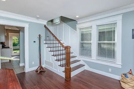 Hottub! Private Outdoor Spaces-Walk Downtown and MU. Pets OK Top Notch Finishes