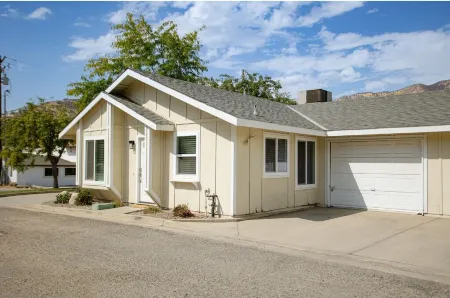 Beautiful 2-bedroom condo in serene Three Rivers near Park Entrance