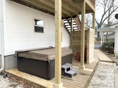 Main Channel Lake Hamilton- private hot tub, firepit, boat dock Отели в г. Пайни