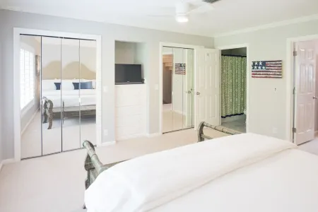 Steps from the pool and ocean! Four-level East Beach townhome with elevator! Отели рядом с достопримечательностью «St. Simons Island Lighthouse Museum»