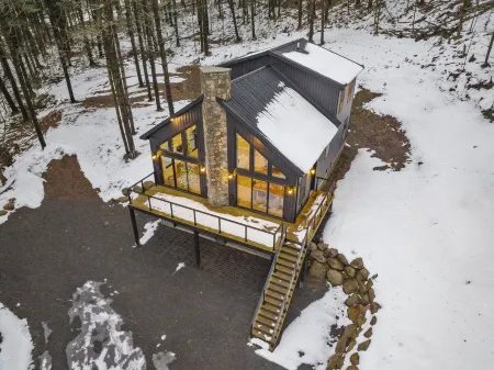 Luxurious Tug Hill Lodge-Direct Snowmobile Access Отели в г. Терин