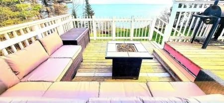 Take in Lake Superior breathtaking views! Centrally located with a Sauna Отели в г. Куино Каунти