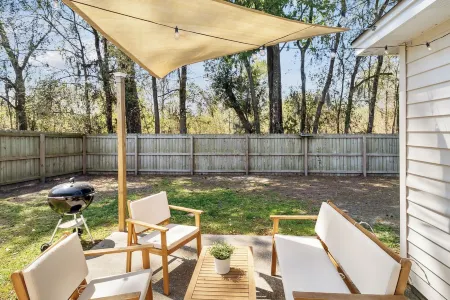 Boho Chic Retreat Savannah/Dog Friendly/3 BD/2 BATH Отели рядом с достопримечательностью «Спортивная площадка Стиплчейз»