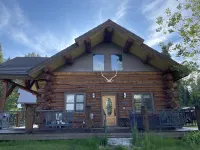 Tweek's Cabin- luxury cabin with yard, fire pit, and hot tub!!!
