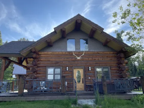 Tweek's Cabin- luxury cabin with yard, fire pit, and hot tub!!!